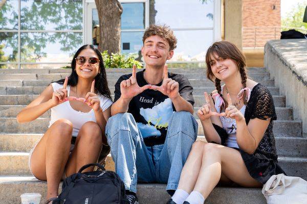 students sittin gon steps
